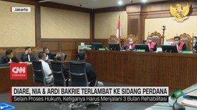 VIDEO: Diare, Nia & Ardi Bakrie Terlambat Ke Sidang Perdana
