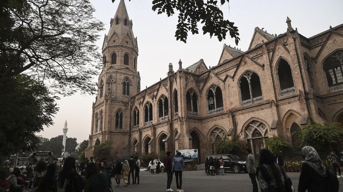 FOTO: Mahasiswa Pakistan Ubah Kampus Jadi Hogwarts
