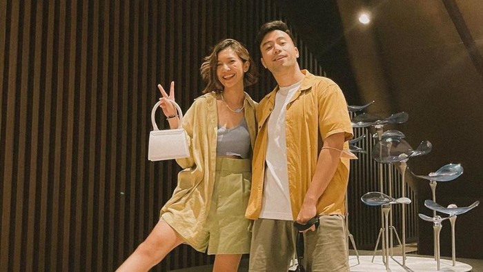 Resmi Tunangan, Intip Gaya Kompak Sheila Dara Aisha dan Vidi Aldiano yang Stylish Abis! Resmi Tunangan, Intip Gaya Kompak Sheila Dara Aisha dan Vidi Aldiano yang Stylish Abis!