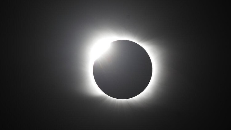 Gerhana Matahari 2021 Besok, Hanya Daerah Ini yang Bisa Mengamati The moon covers the sun during a total solar eclipse in Piedra del Aguila, Argentina, Monday, Dec. 14, 2020. The total solar eclipse was visible from the northern Patagonia region of Argentina and from Araucania in Chile, and as a partial eclipse from the lower two-thirds of South America. (AP Photo/Natacha Pisarenko)