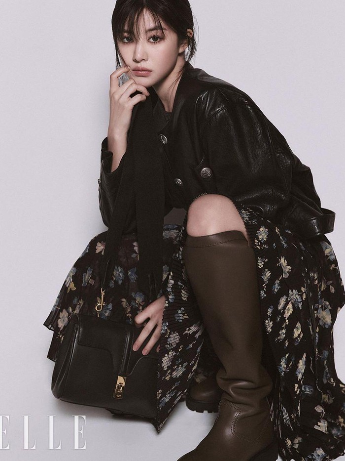 Goo Yoon Jung atau juga dikenal sebagai Go Young Jung merupakan aktris muda kelahiran 1996. Namanya kian populer di industri perfilman Korea Selatan setelah membintangi 