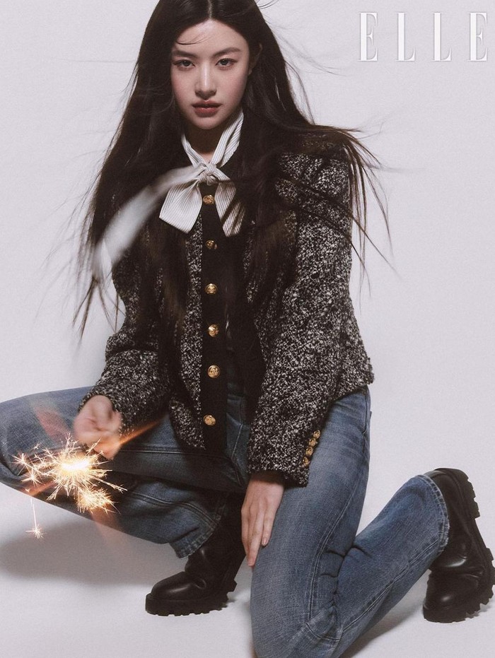 Belum lama ini, Go Youn Jung berkolaborasi dengan Celine dalam pemotretan bersama ELLE Korea. Dengan konsep yang chic, elegan, dan memadukan berbagai warna ini, Go Youn Jung memamerkan visual-nya yang rupawan./ Foto: Mook Jung Hyuk/ELLE Korea