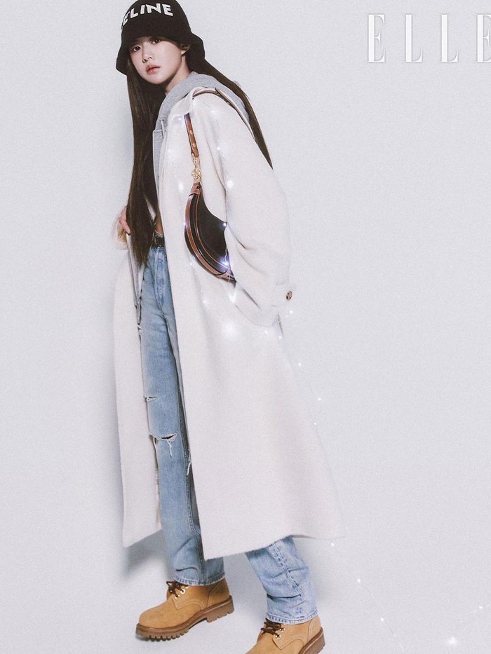 Go Youn Jung memamerkan gaya casual dan hypebeast dalam balutanFoto: Mook Jung Hyuk/ELLE Korea