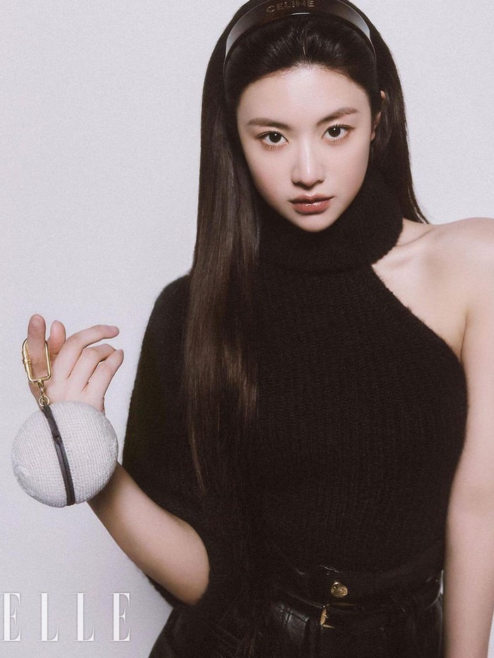 Berpaling dari gaya hypebeast ala Go Youn Jung, kini sang aktris tampil elegan dan feminin dalam balutan dress dengan sedikit aksen halter neck. Tak ketinggalan, headband berwarna hitam pun melengkapi penampilannya/ Foto: Mook Jung Hyuk/ELLE Korea