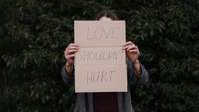 Bukan Cuma Pemaksaan Aktivitas Seksual, 4 Perilaku Ini Masuk Kekerasan dalam Pacaran, Kita Mesti Waspada!