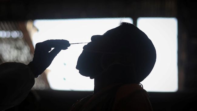 Antisipasi Omicron, Dinkes Surabaya Diminta Perbanyak Testing Dinkes Surabaya diminta perbanyak testing dan tracing demi mengantisipasi lonjakan kasus COVID-19 khususnya varian Omicron di sana.