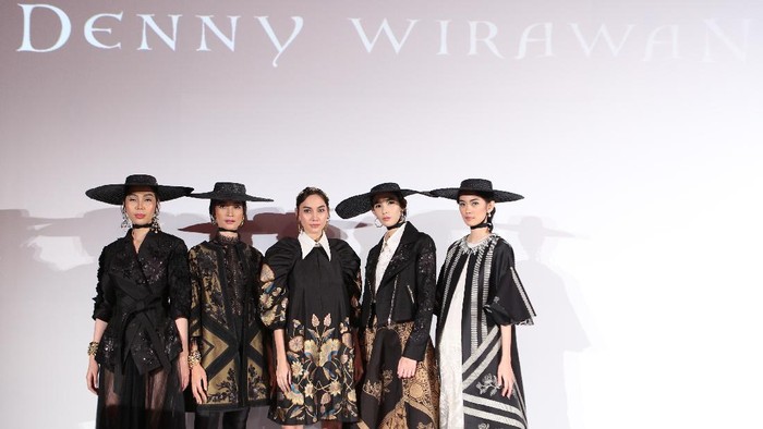 4 Fakta tentang Koleksi Terbaru Denny Wirawan 'Niti Senja' yang Hadirkan Kain Batik Kudus dalam Nuansa Urban dan Romantis