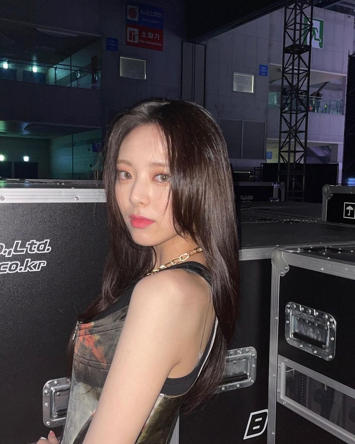 Maknae ITZY Yuna adalah member dengan posisi sebagai visual. Anggota termuda di ITZY ini memiliki tubuh tinggi dan paras yang begitu cantik. Yuna yang sering mengganti warna rambutnya ini pun makin terlihat memukau dengan rambut hitamnya./ Foto: instagram.com/itzy.all.in.us