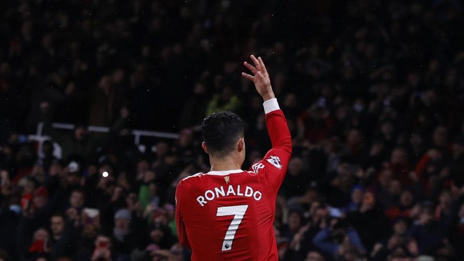 Toko merchandise Manchester United dilaporkan kehabisan jersey nomor 7 saat Cristiano Ronaldo datang ke Carrington dan menggelar pertemuan darurat.
