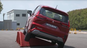Mitsubishi Pamer Xpander Dites Menanjak dan Satu Ban Melayang