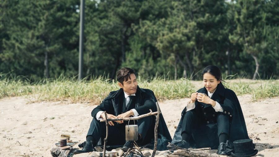 Lee Byung-hun as Eugene Choi and Kim Tae-ri as Go Ae-sin  in Mr. Sunshine (Photo Courtesy of Hwa&Dam/Netflix)