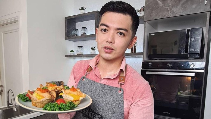 4 Artis Pria Indonesia Ini Punya Kerja Sampingan yang Nggak Kalah Keren, Mulai dari Chef sampai Instruktur Yoga