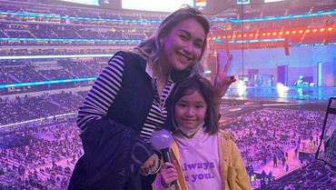 img-title Nonton Konser BTS di Amerika, Ayu Ting Ting Foto 'Bareng' J-Hope