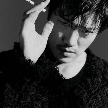 Park Hee Soon Tampilkan Pesona 'Gangster' Lewat Pemotretan Harper Bazaar Korea