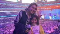 <p>Tak ingin melupakan momen membahagiakan ini, Ayu pun turut mengabadikan potretnya ketika berada di stadion, Bunda. Senyuman manis pun merekah di wajahnya. (Foto: Instagram: @ayutingting92)</p>