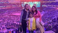<p>Selain bersama sang anak, Ayu juga membagikan momen ketika bersama sang adik nih, Bunda. Dalam foto, ketiganya tampak mengenakan pakaian lengan panjang yang yang tebal. (Foto: Instagram: @ayutingting92)</p>