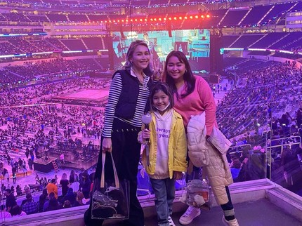 5 Potret Ayu Ting Ting Nonton Konser BTS Bareng 'Army Cilik', Bikin Iri