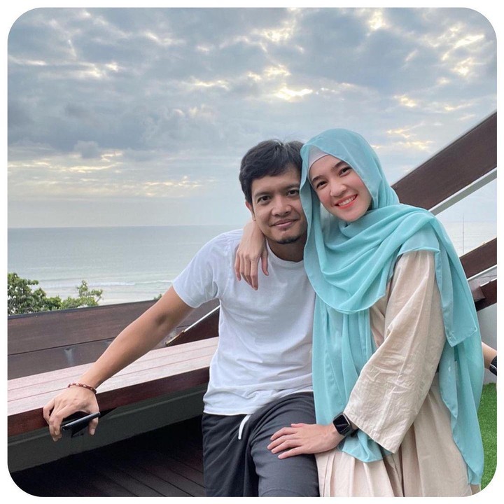 <p>Katanya, enggak ada kata terlambat untuk mencari ilmu. "Gimana pentingnya kita konsultasi ke dokter untuk pasangan suami istri dan HARUS suami istri, ya. Karena nggak bisa tuh cek cuma di istrinya, ya, dan ini kita berdua lagi diskusi sama 2 dokter hebat," tulis Dhini di Instagram-nya. (Foto: Instagram @dhiniaminarti)</p>