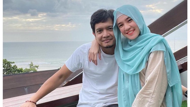 Potret Mesra Dhini Aminarti dan Dimas Seto
