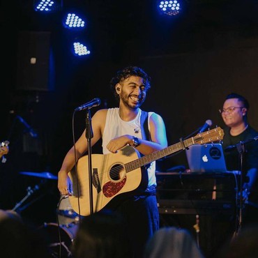 Lirik Lagu Walau Berantakan - Prince Husein