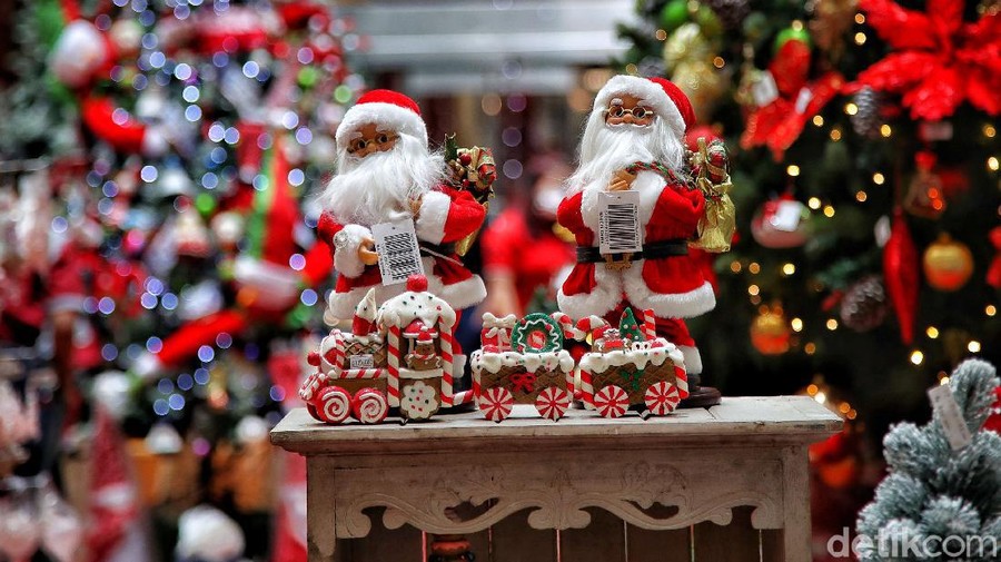 Semarak Natal terasa di pusat perbelanjaan kota Jakarta. Hal itu terlihat dari kehadiran beragam pernak-pernik Natal, mulai dari pohon Natal hingga Sinterklas.