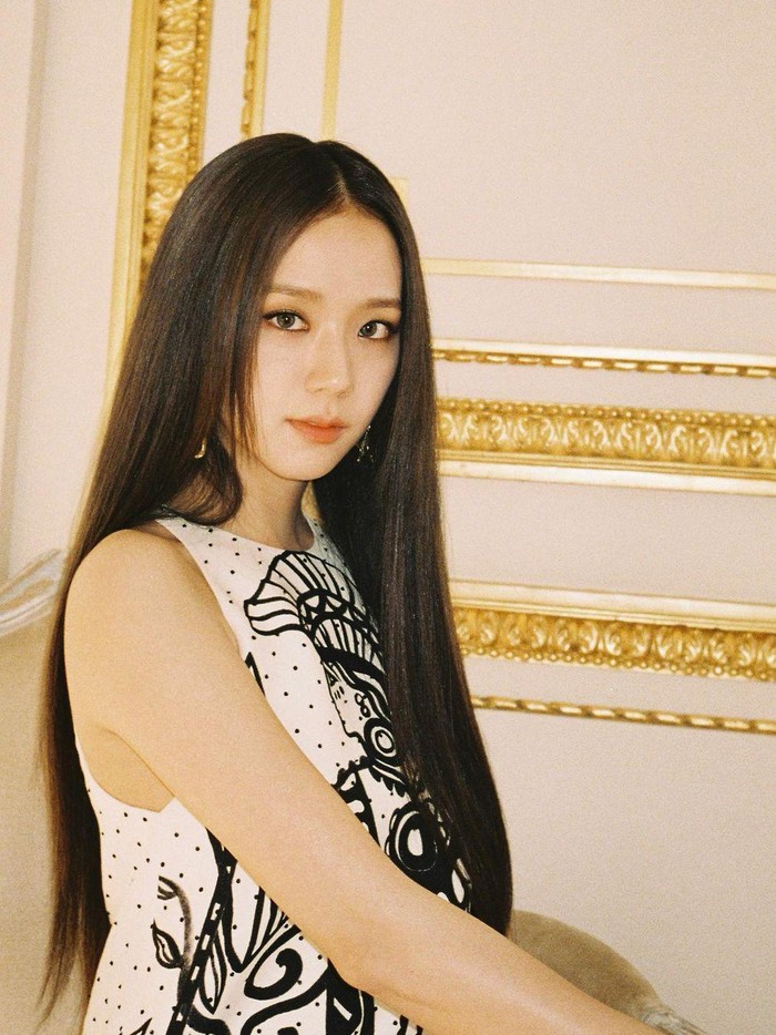 Sang visual dari BLACKPINK yaitu Jisoo memang dikenal dengan kecantikannya yang paripurna. Bahkan dokter ahli bedah plastik populer di Korea juga mengungkapkan bahwa Jisoo adalah idol K-Pop tercantik, bisa terlihat dari struktur wajahnya yang nyaris sempurna./ Foto: instagram.com/sooyaaa__