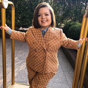 Mengenal Sinead Burke Aktivis Pengidap Dwarfisme yang Pernah Tampil di Cover Vogue Inggris