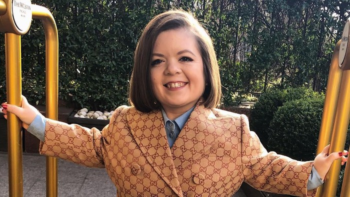 Mengenal Sinead Burke Aktivis Pengidap Dwarfisme yang Pernah Tampil di Cover Vogue Inggris