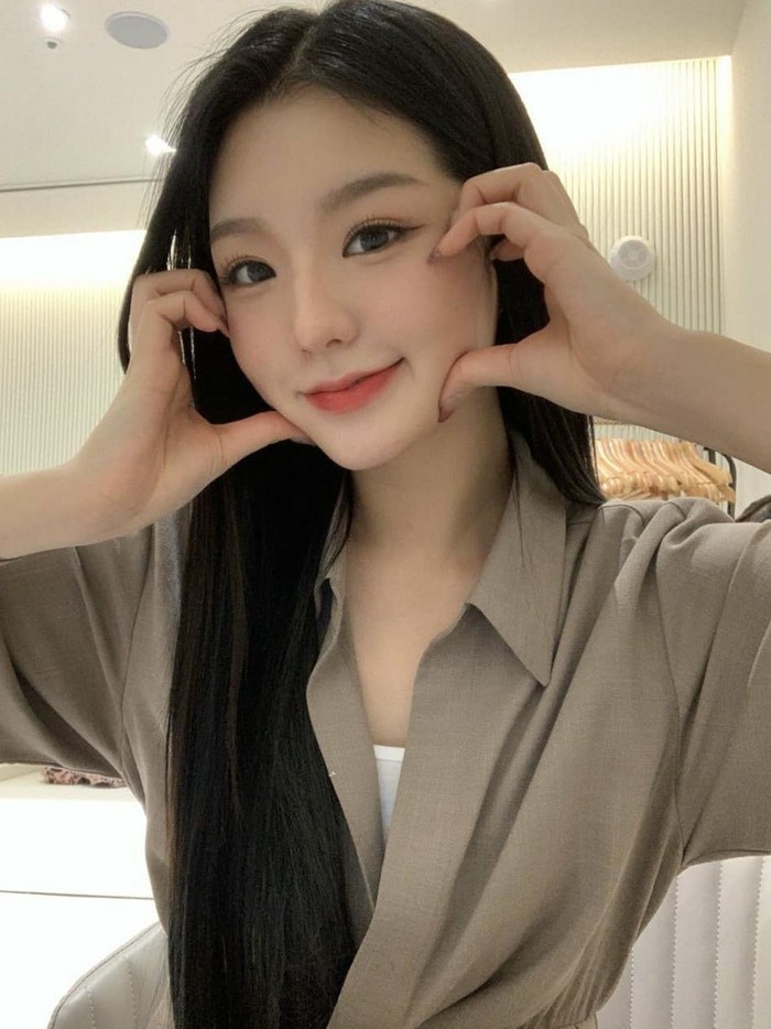Soodam si visual imut dari girl group SECRET NUMBER ini dijuluki sebagai ulzzang, yaitu sebutan bagi pemilik wajah cantik di Korea Selatan. Karena image-nya yang imut, banyak yang sempat mengira kalau ia anggota termuda di  SECRET NUMBER, lho./ Foto: Instagram.com/soodam.visual