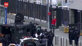 VIDEO: Polisi Tangkap Pria Bersenjata di Markas PBB