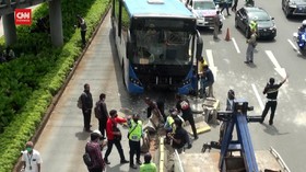 VIDEO: Gara-gara Botol Air Mineral Bus Transjakarta Tabrak Separator