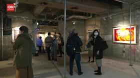 VIDEO: Payung Jadi Alat Jaga Jarak Pameran Seni di Tokyo