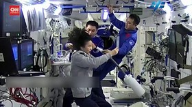 VIDEO: Yang Terjadi Jika Astronaut Potong Rambut di Luar Angkasa