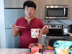 Youtuber Ini Cicip Mie Instan dari Berbagai Negara, Mana yang Paling Enak?