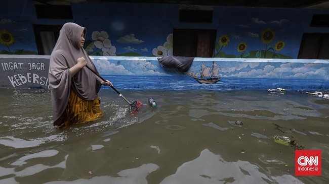 BPBD DKI Jakarta mencatat 15 RT di Jakarta Utara dan Jakarta Barat tergenang banjir rob pada Senin (6/12).
