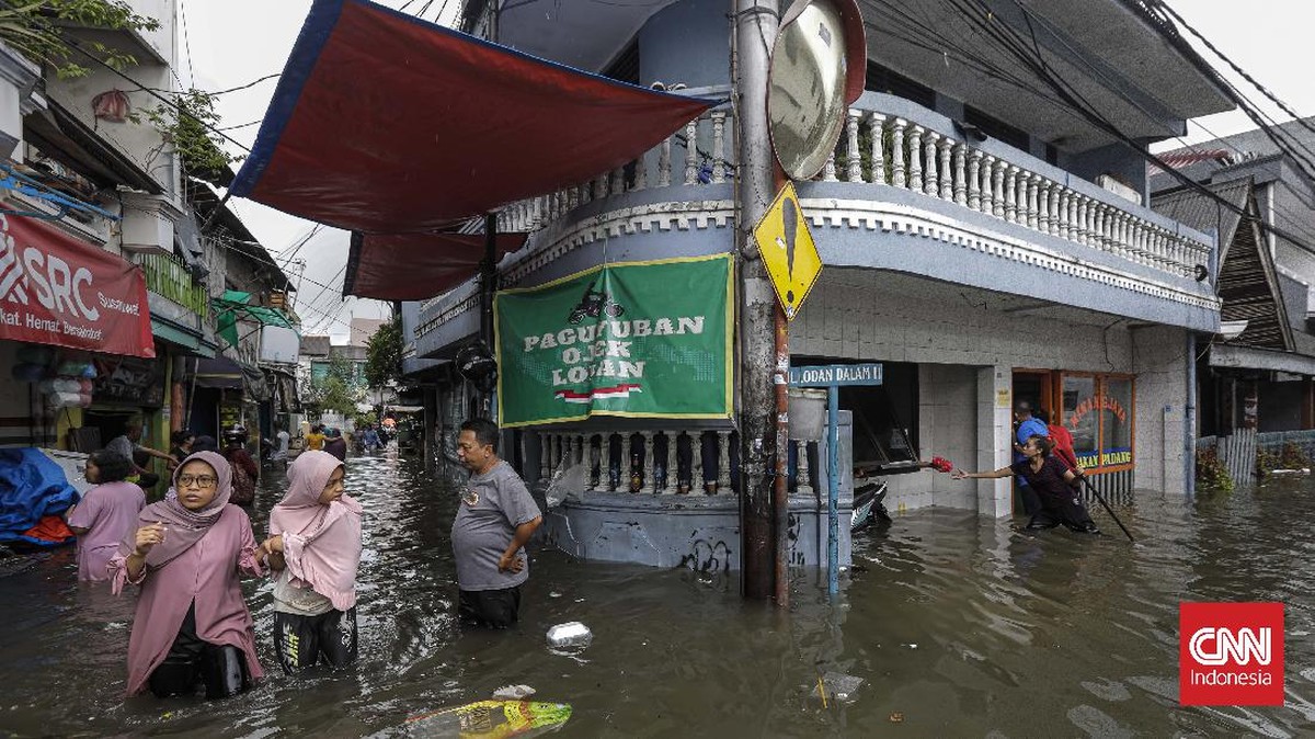 FOTO: Banjir Rob Kembali Rendam Jalan Lodan Raya