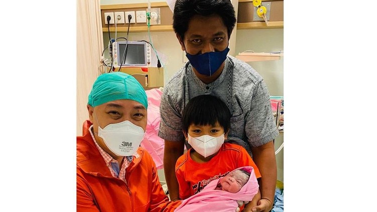 Bayi kembar beda 6 tahun Bayi kembar beda 6 tahun