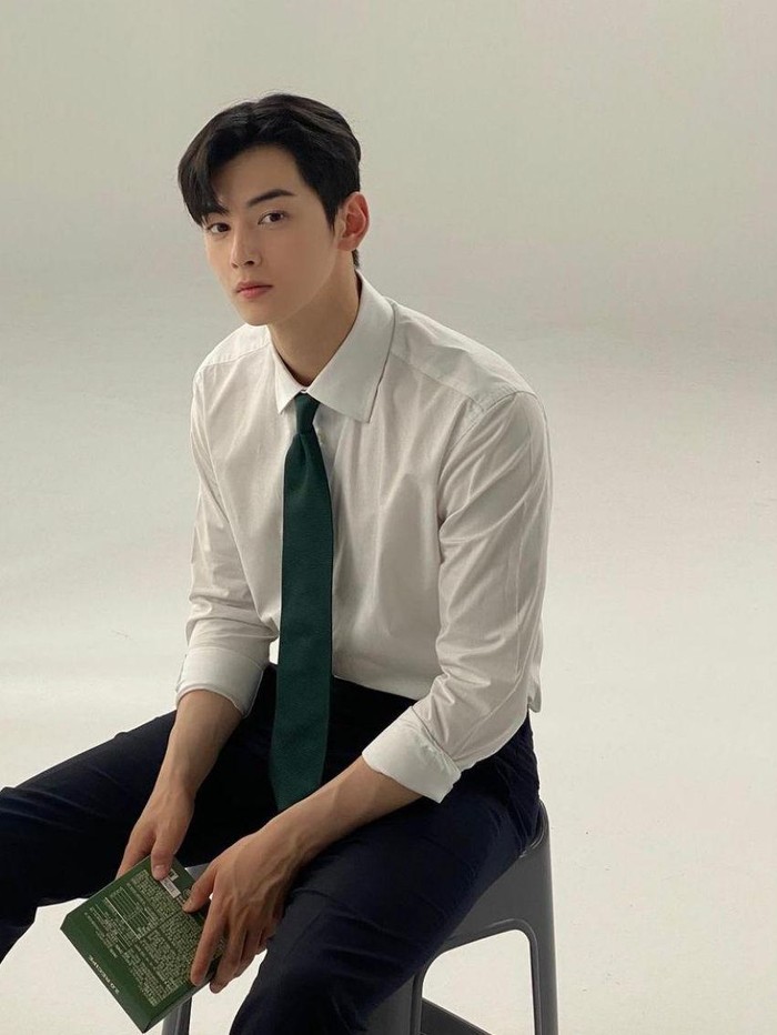 Pesona Cha Eunwoo memang tak tertandingi ya, Beauties. Idol K-Pop sekaligus aktor ini memperoleh vote hingga 16,3 ribu dalam jajaran aktor tertampan tahun ini. Berkat visualnya yang imut bak anak remaja, Cha Eunwoo sering mendapat peran sebagai anak sekolah atau kuliah, lho!/ Foto: instagram.com/eunwo.o_c