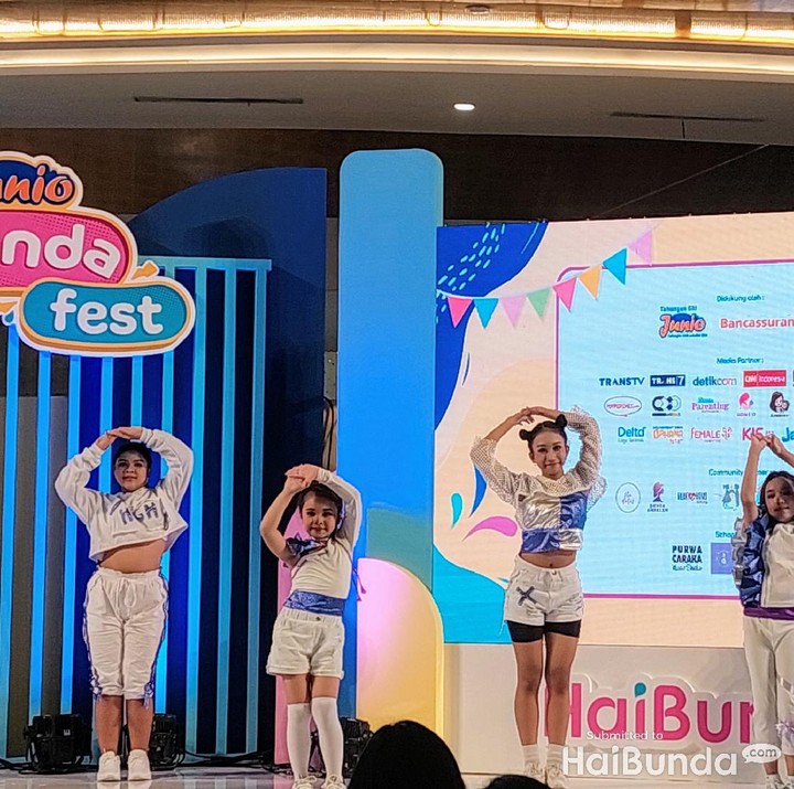 <p>Sambil menunggu hasil penilaian juri, terdapat penampilan tari dari Mustika Dance Studio./Foto: Annisa Afani</p>