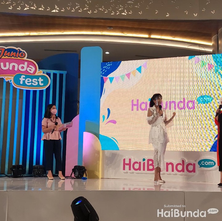 <p>Bahkan ternyata ada yang sudah melatih bakat secara otodidak sejak berusia dini. "Terima kasih Bunda sudah berhasil mengembangkan bakat Annisa," kata Artika Sari Devi pada salah satu ibunda peserta./Foto: Annisa Afani</p>