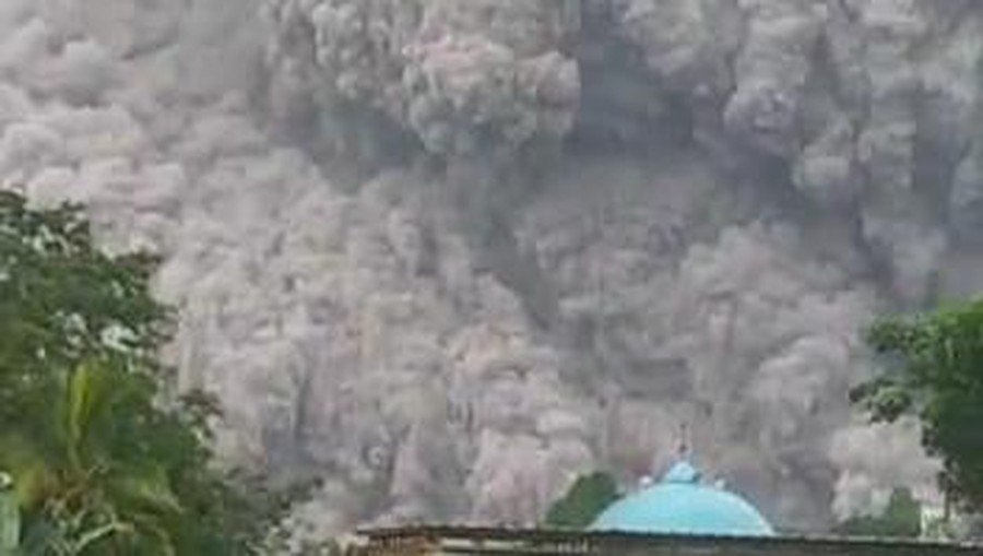 gunung semeru meletus