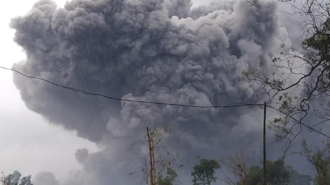 Ratusan Warga Terdampak Erupsi Gunung Ruang di Sulawesi Utara Terpaksa Mengungsi