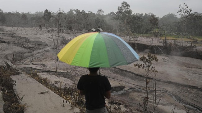 Sejauh ini diketahui jumlah korban meninggal karena erupsi Gunung Semeru sebanyak 1 orang dan 10 orang dinyatakan hilang.