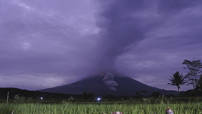 PVMBG menyimpulkan dari hasil pemantauan visual dan instrumental, serta mengamati potensi ancaman bahaya, status Gunung Semeru masih level II alias Waspada.
