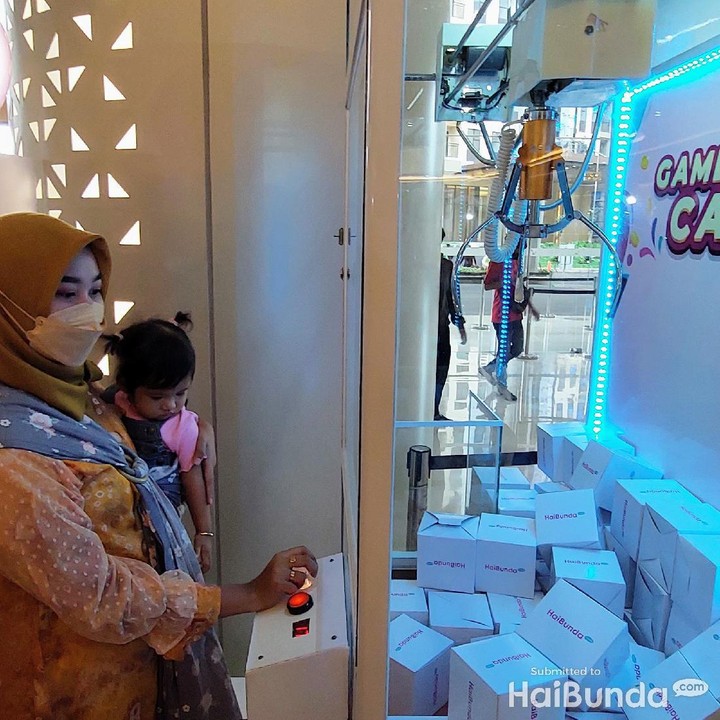 <p>Misalnya, Bunda dan keluarga bisa bermain capit box dengan hadiah menarik. Di antaranya bisa berburu mini gold dan vocher senilai Rp100 ribu lho. (Foto: Annisa Afani/HaiBunda)</p>