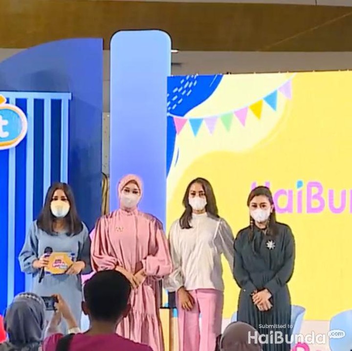 <p>Hari ini ada talkshow dengan tema 'Menjadi Bunda 3C: Cantik, Cerdas, Cuan' yang diisi oleh Dian Pelangi, Ririn Ekawati, serta Lisa Imawari selaku Private Banker BRI. (Foto: Annisa Afani/HaiBunda)</p>