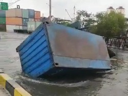 Viral Kontainer Sempat Hanyut Saat Banjir Rob di Sunda Kelapa