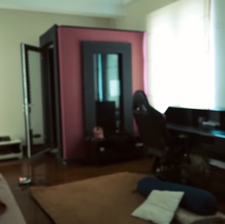<p>Rekomendasi terakhir adalah ruangan bekas studio Atta. Ruangan ini cukup luas dan memiliki pencahayaan yang baik. (Foto: YouTube AH)</p>