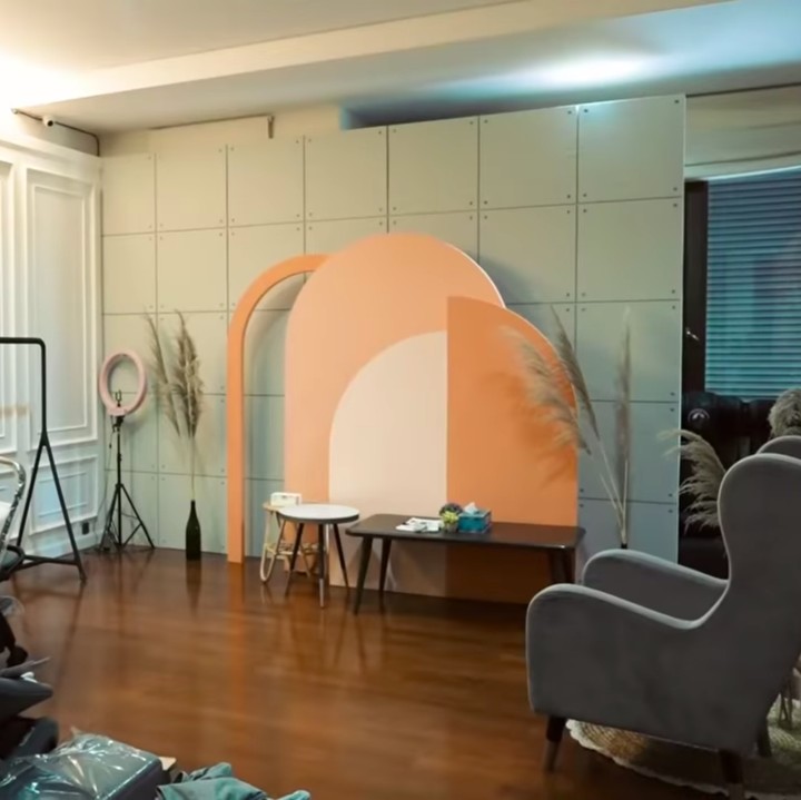 <p>Ruangan bekas tempat endorse juga jadi rekomendasi sebagai calon kamar bayi nih, Bunda. Ruangan ini juga terbilang cukup luas, lho. (Foto: YouTube AH)</p>