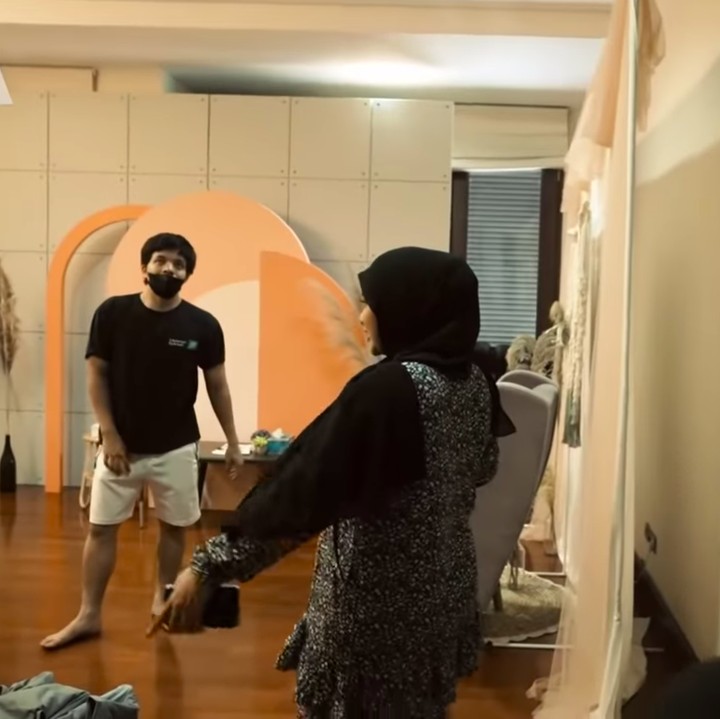 <p>Rencananya, Aurel dan Atta ingin meletakkan tempat tidur dan <em>box</em> bayi di ruangan yang sama. Aurel juga meminta agar tim desain memberikan kamar bayi dengan banyak tempat penyimpanan. (Foto: YouTube AH)</p>